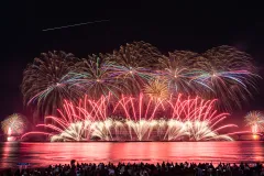 廣安大橋上空綻放的煙火，海灘擠滿觀賞人潮