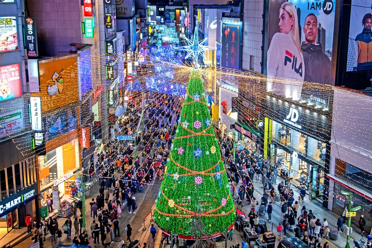 남포동 거리를 밝히는 대형 크리스마스 트리 조명