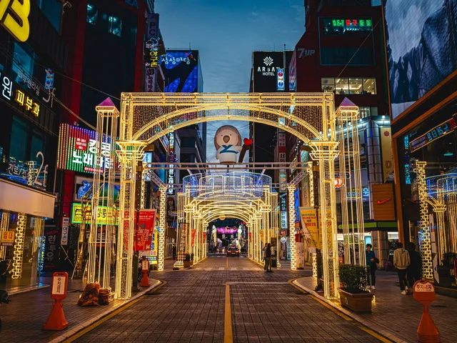 화려한 조명으로 빛나는 부산의 겨울 빛축제 거리