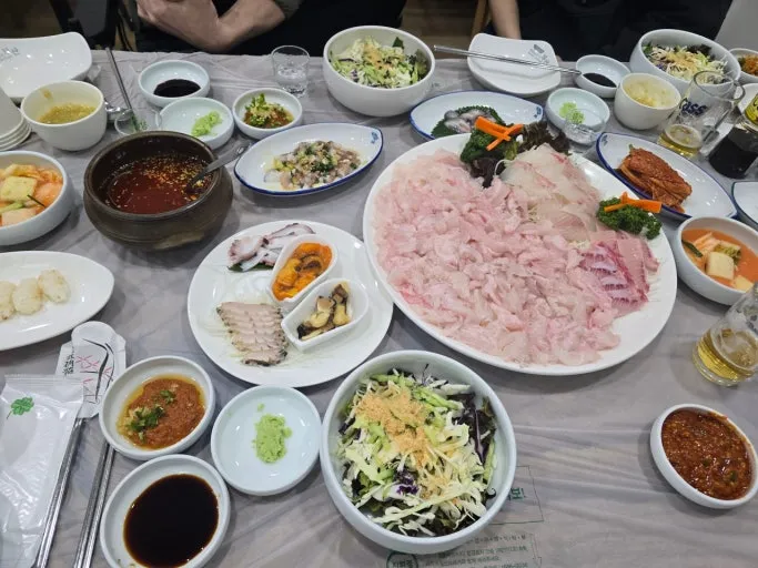 Dongbaekseom Hoetjip raw fish sashimi