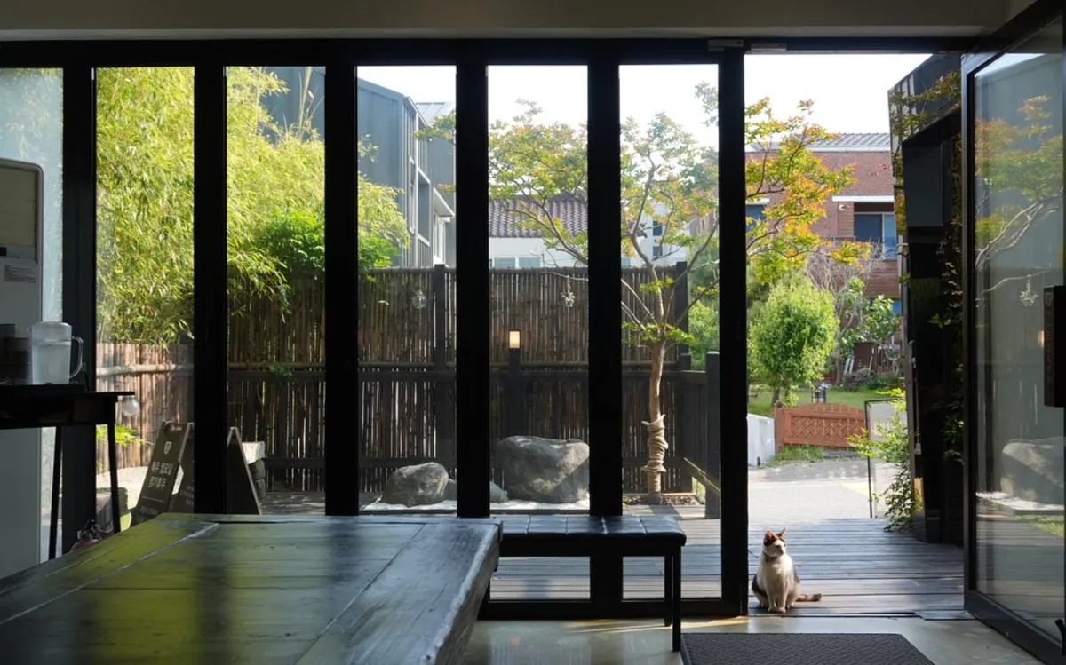 Daegama's interior looking out through glass doors to the courtyard