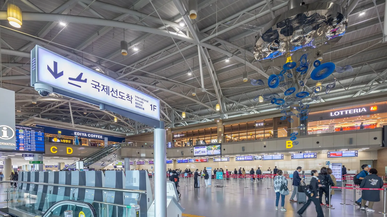 부산 김해국제공항 입국장, 통관을 준비하는 여행객