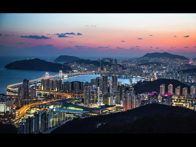 광안대교 조명과 광안리 해변 야경, 드론 라이트쇼의 무대