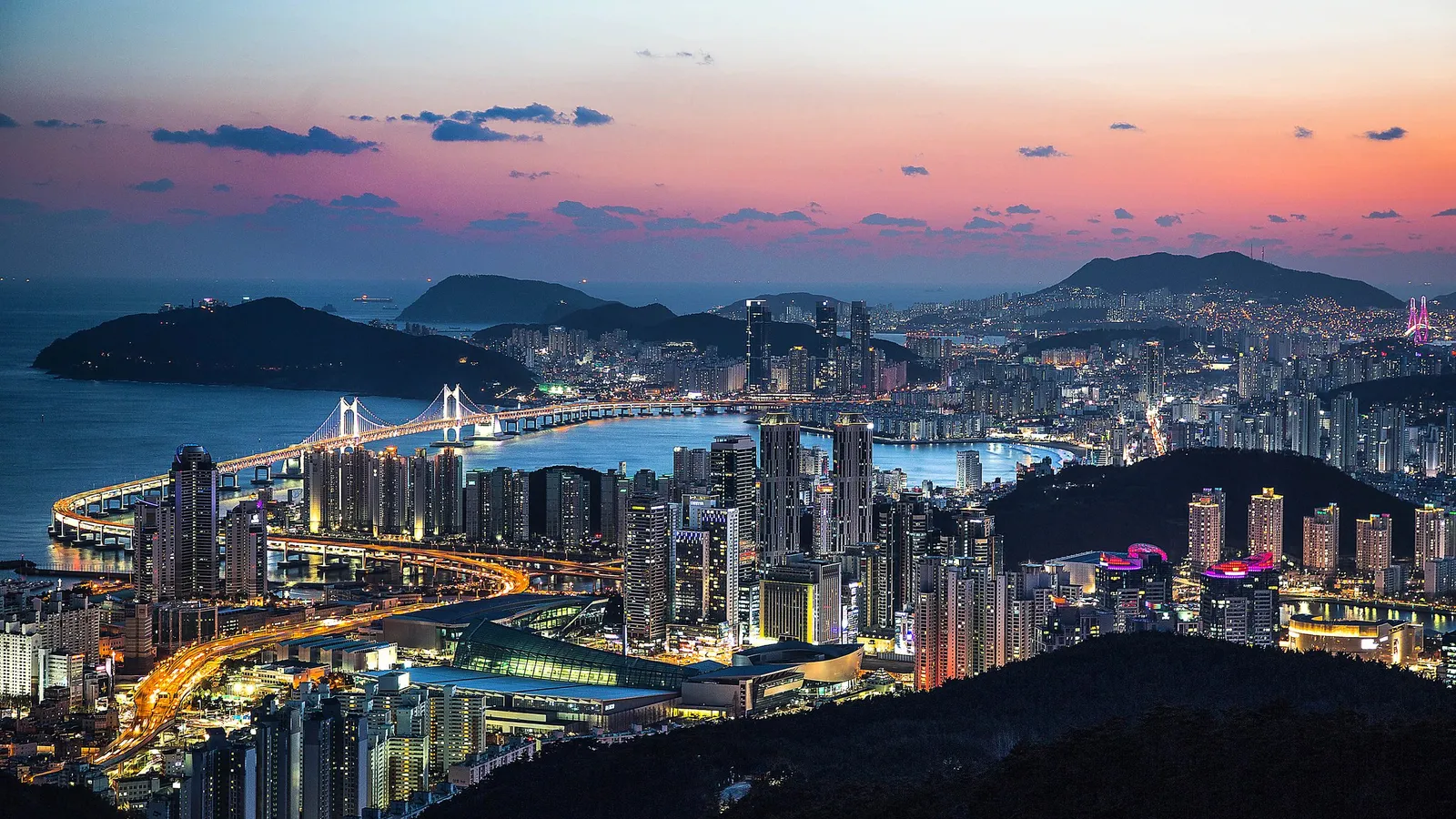 광안대교 조명과 광안리 해변 야경, 드론 라이트쇼의 무대