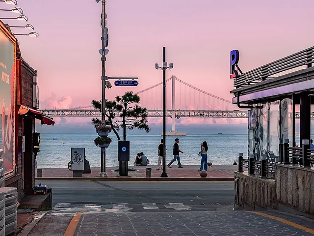 夕暮れの広安里の街角、遠くに広安大橋