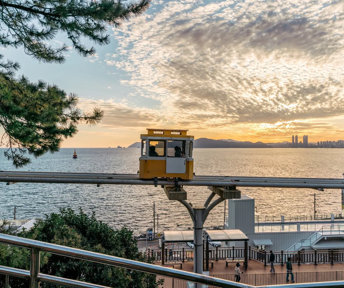 夕陽下行駛在海雲台海岸軌道上的天空膠囊