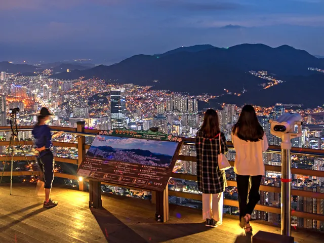 높은 곳에서 내려다본 부산 시내 야경 파노라마
