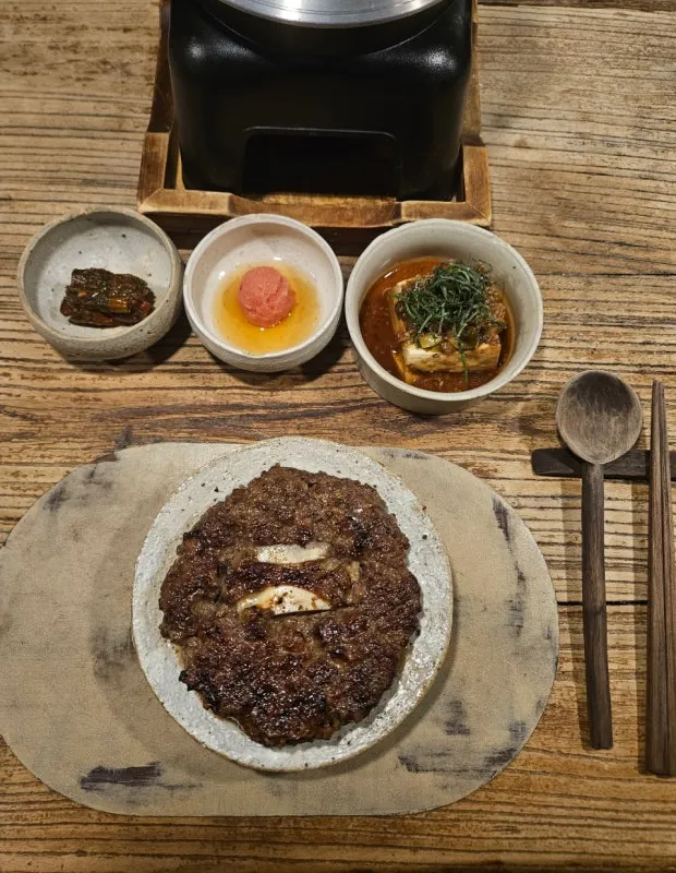 손내향미의 돌솥밥과 숯불 갈비 상차림