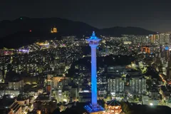 夜晚點燈的釜山塔與市區夜景